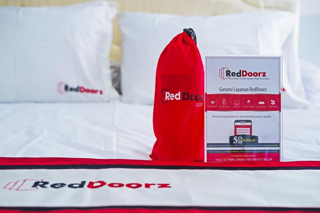 Готель Reddoorz Near Gejayan Kejayan Екстер'єр фото